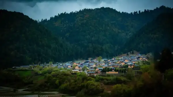 迪慶維西塔城鎮朵那閣村:傈僳族特色村,木楞房炊煙裡的新舊交融