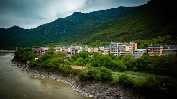 迪庆维西塔城镇其宗村:“鸡鸣四县”的多民族村落,金沙江畔的活佛村