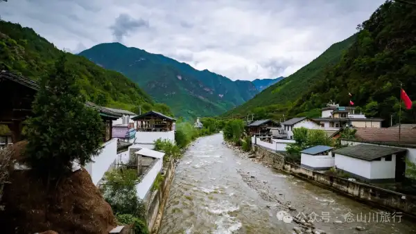 Yatang Village in Tacheng Town, Weixi County, Diqing: Jiangnan Spring in a Tibetan Village on the May Plateau