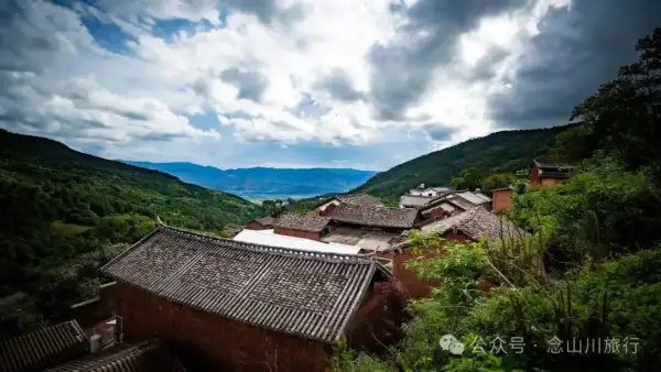 大理巍山大倉鎮鳳山村:背靠山野的夕陽晚景,俯瞰壩子的寧靜時光