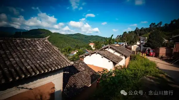 大理南澗寶華鎮阿木臘大村:清晨的光是慢動作的——它一寸寸挪過屋簷,怕吵醒昨夜的夢