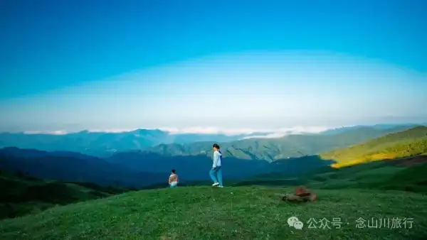 The Enchanting Morning of Dali Nanjian Baihua Village Meadow: A Silent Poem of Dew and Dawn