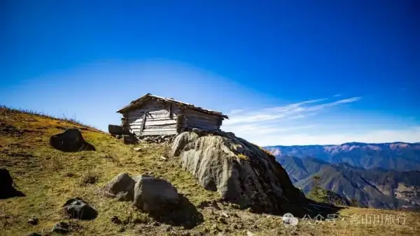10公里翻山路的艱辛,結束於山頂牧場的小木屋——記徒步格瓦木大環線之旅